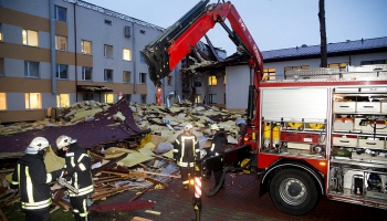 Vētra jau otro reizi noposta Ventspils slimnīcas jumtu