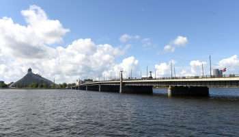 20. septembris. Pabeidz Akmens tilta, toreiz Oktobra tilta, būvniecības darbus