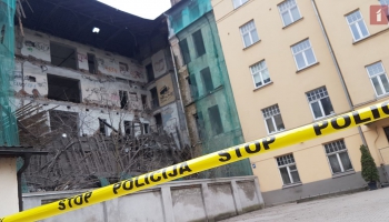 Rīgā daļēji sabrukusi neapdzīvota ēka