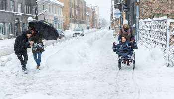 Apģērbs, kas neierobežo aukstumā un arī ļauj būt pamanāmiem cilvēkiem ratiņkrēslā