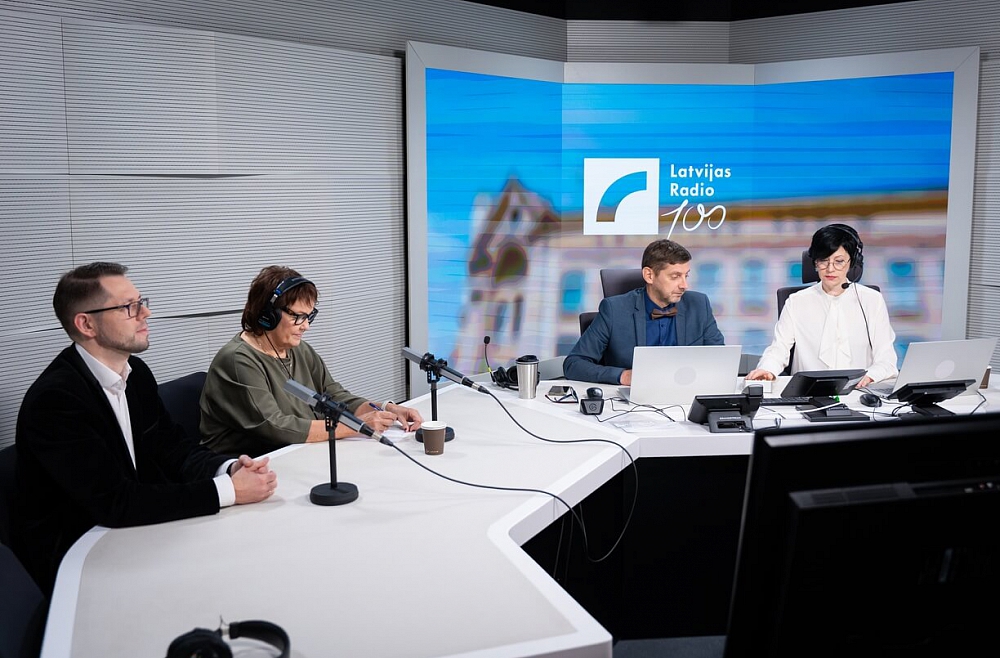 LR-100 Gusts Kikusts Mirdza Lele Arta Skuja un Lauris Zvejnieks