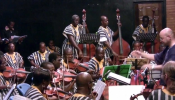 Palmu vīna mūzika, Ganas Nacionālais simfoniskais orķestris un Vezuvs neapoliešu mērcē