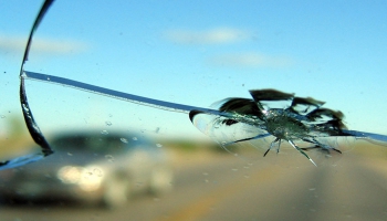 Mazītiņš akmentiņš automobiļa vējstiklā rada lielus zaudējumus auto īpašniekam