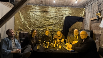 Saruna par multinacionalitāti, tulkojumiem, valodu, Emanuela atnākšanu un dzīru dziesmām