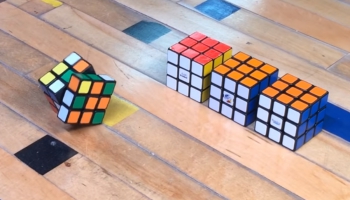 Kubiks Rubiks atrisina pats sevi