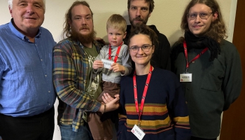 Kādiem kaķēniem garšo banāni? Ģimeņu mīklas min grupas "Seržants Bēda" dalībnieki