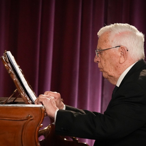 Nepārspēta virsotne mūsu populārajā mūzikā. Muzikologi par Raimondu Paulu