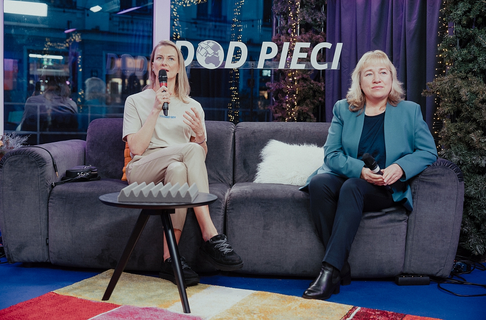 Ieva Zvīgule, dod pieci, Andra Fernāte