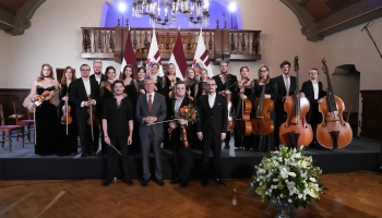 Daniils Bulajevs un kamerorķestris "Davinspiro Camerata" Rīgas pils Svētku zālē