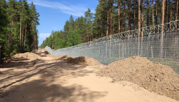 «3-4 раза в день и порезанный забор». Кто помогает нелегалам попасть из Беларуси в Латвию