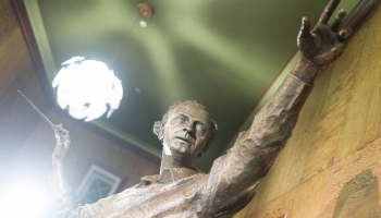 Dzintaru koncertzālē atklāta Arvīdam Jansonam veltīta skulptūra
