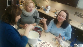 "Ģimenes studijas" veidotājas cep kopīgo Vecgada torti