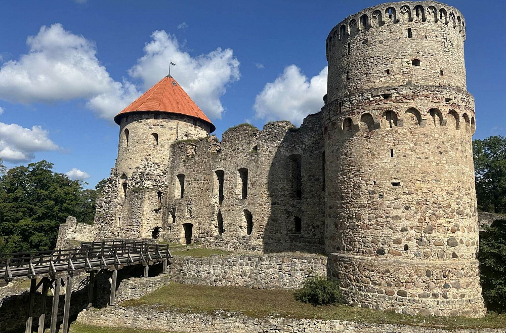 Baudītājs, izzinātājs, ceļotājs. Aicina dažādos veidos apceļot Latvijas pilis un muižas