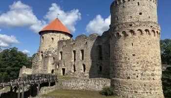 Baudītājs, izzinātājs, ceļotājs. Aicina dažādos veidos apceļot Latvijas pilis un muižas
