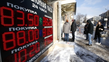 Krievijas rubļa vērtība nokritusies līdz jauniem rekordzemiem līmeņiem