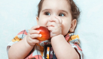 Pētījumi: Latvijas zīdaiņu uzturs nav pilnvērtīgs. Kā veidot sabalansētu mazuļa ēdienkarti