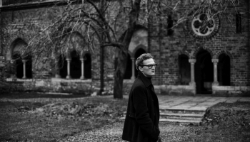 Monopola viesis Ziedoņa muzeja vadītājs Jānis Holšteins-Upmanis