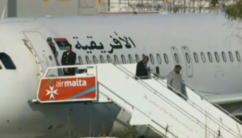 Nolaupītās lidmašīnas pasažieri Maltā atbrīvoti; laupītāji padodas un lūdz patvērumu