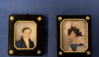 Portreta miniatūru vitrīnā muzejā "Rīgas Birža" var iepazīt 43 darbus