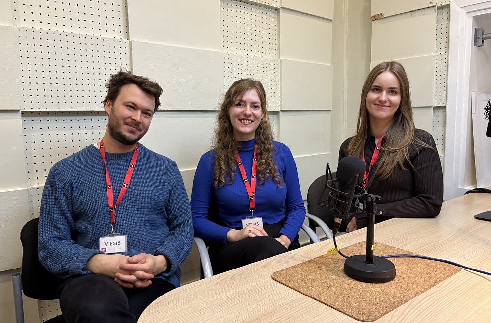 No kreisās: Kaspars Niklasons, Justīne Nora Žilde un Katrīna Mačuka