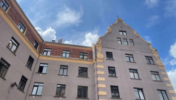 Vecrīgā iedzīvotāji atjauno dzīvojamās mājas fasādi; Rīgā vajag atjaunot vēl simtiem namu