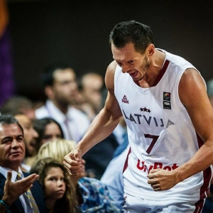 Monopolā iepazīstam bijušo Latvijas basketbola izlases kapteini Jāni Blūmu