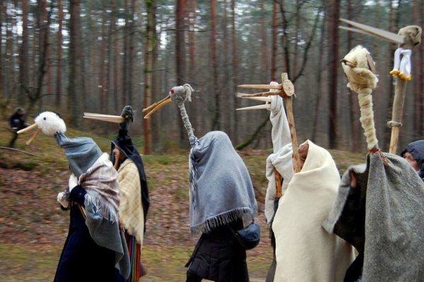 Maskoto ļaužu dziesmas dzied folkloras draugu kopa "Skandinieki"