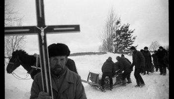 Vikas Ekstas savulaik dokumentētais bēru rituāls pārtapis poētiskā fotoizstādē
