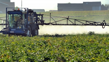 Herbicīdi, pesticīdi - ķimikāliju izmantojums lauksaimniecībā: par un pret