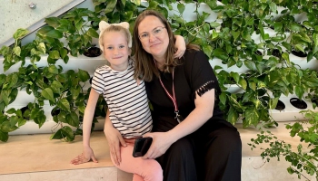 "Dogmena advokāte" Aija Bremšmite un viņas meita Rota abas ir lielas grāmatu mīļotājas
