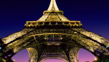 31. marts. Svinīgā ceremonijā Parīzē atklāj Eifeļa torni