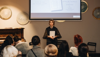 Grāmata "Dzīvais cimds" turpina pētīt un atklāt Jettes Užānes daiļradi